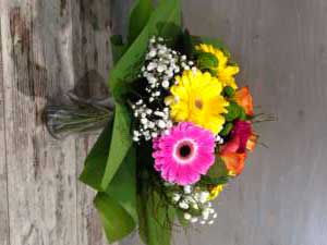 Bouquet colorato di gerbere, rose e margherite