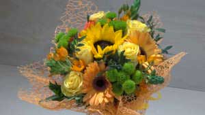 Mazzo di fiori giallo arancione con gerbere rose e margheritina