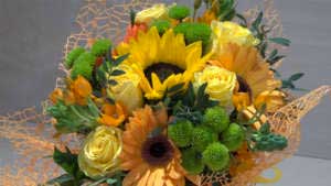 Mazzo di fiori giallo arancione con gerbere rose e margheritina