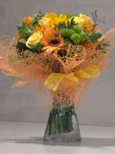 Mazzo di fiori giallo arancione con gerbere rose e margheritina