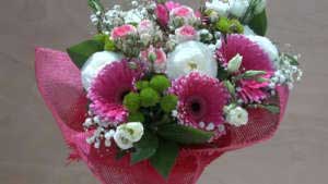 Mazzo di fiori rosa e bianco con roselline, gerbere e lisianthus