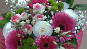 Mazzo di fiori rosa e bianco con roselline, gerbere e lisianthus