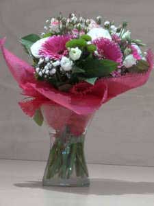 Mazzo di fiori rosa e bianco con roselline, gerbere e lisianthus