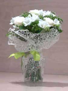 Mazzo di fiori bianco con fresie, roselline e garofano verde