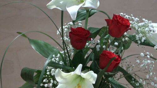 Mazzo di 3 rose rosse a gambo lungo con 3 lilium