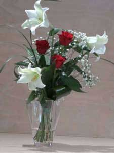 Mazzo di 3 rose rosse a gambo lungo con 3 lilium