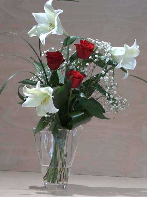 Mazzo di 3 rose rosse a gambo lungo con 3 lilium