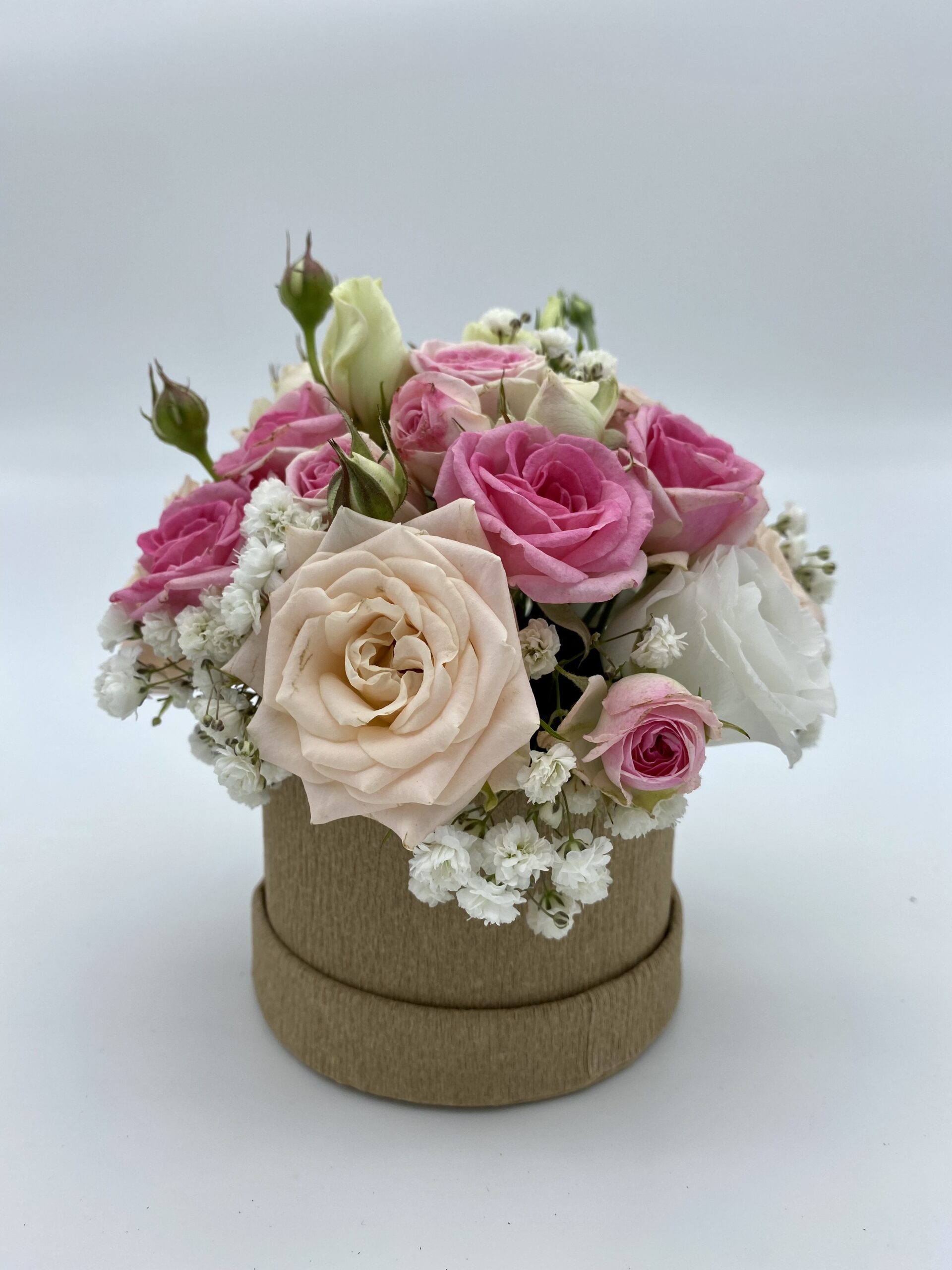 Cestino piccolo rosa e bianco di fiori freschi